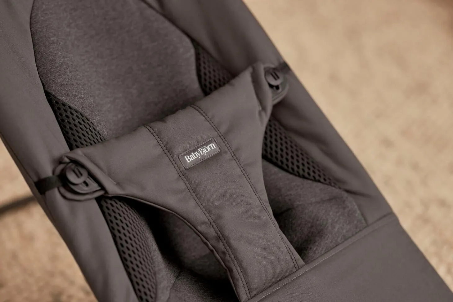BABYBJORN - leżaczek BALANCE SOFT WOVEN, JERSEY Tri Fabric, Ciemny Szary