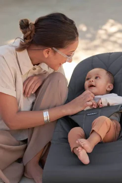 Bujaczki I Leżaczki|Foteliki I Pufy | BabyBjorn - leżaczek BLISS WOVEN - Petal Quilt, Antracyt
