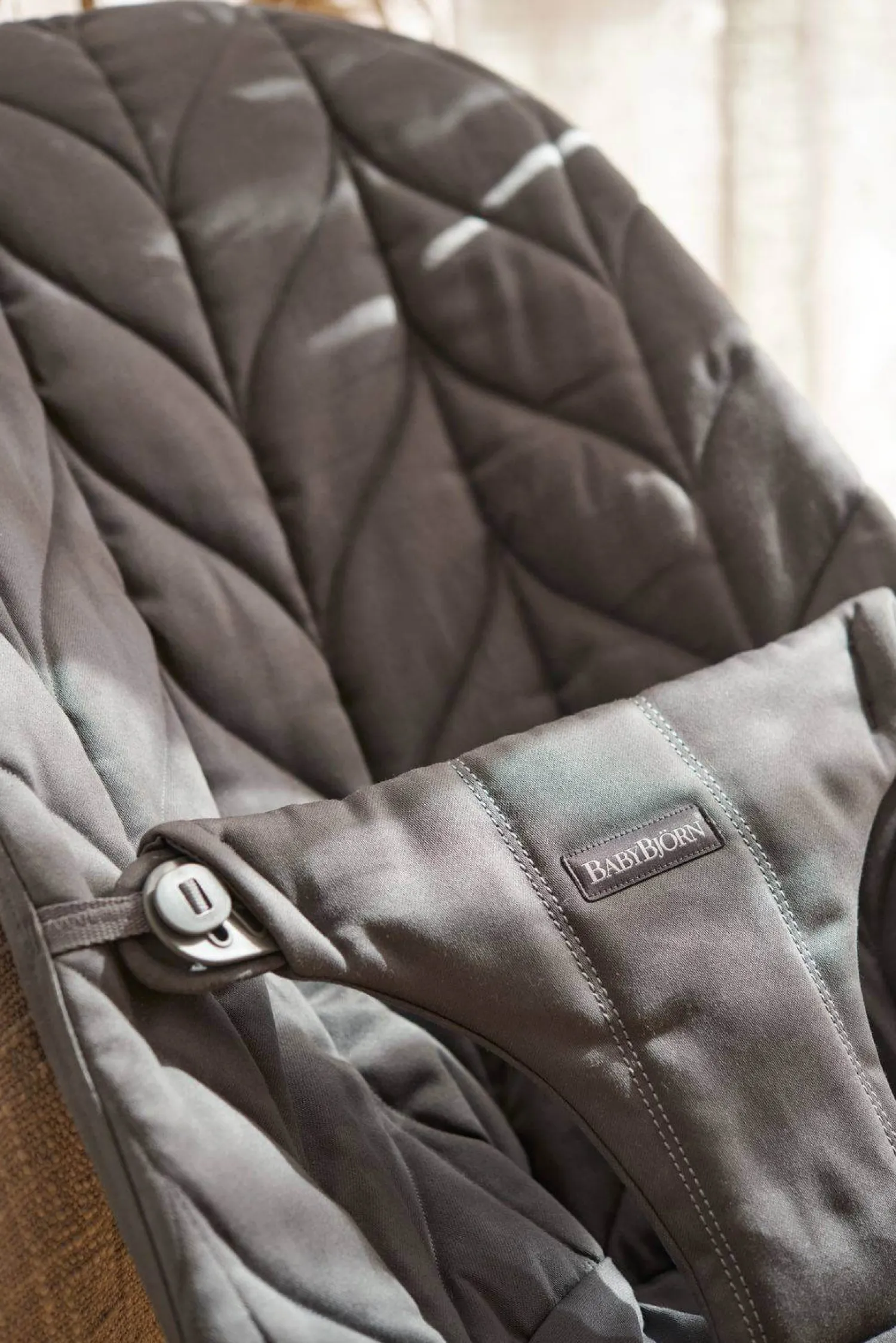 Bujaczki I Leżaczki|Foteliki I Pufy | BabyBjorn - leżaczek BLISS WOVEN - Petal Quilt, Antracyt