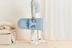 Bujaczki I Leżaczki|Foteliki I Pufy | BabyBjorn - leżaczek BLISS WOVEN, Petal Quilt, Niebieski