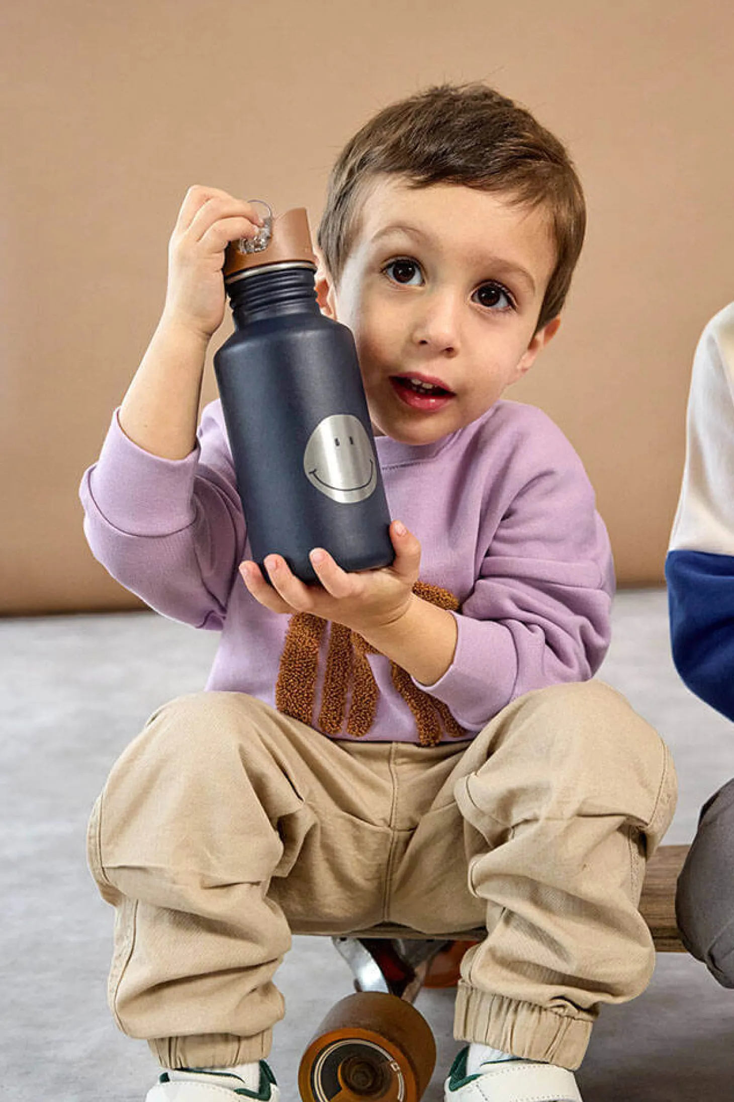Bidon ze stali nierdzewnej z ustnikiem i uchwytem Little Gang, 500 ml - Smile navy