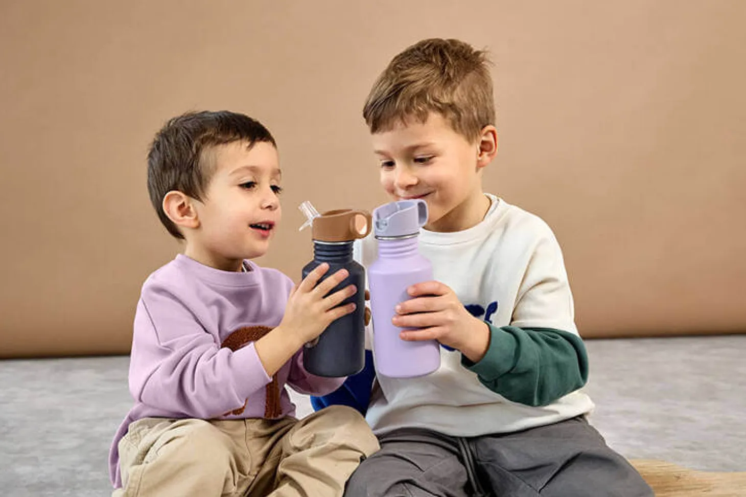 Bidon ze stali nierdzewnej z ustnikiem i uchwytem Little Gang, 500 ml - Smile navy