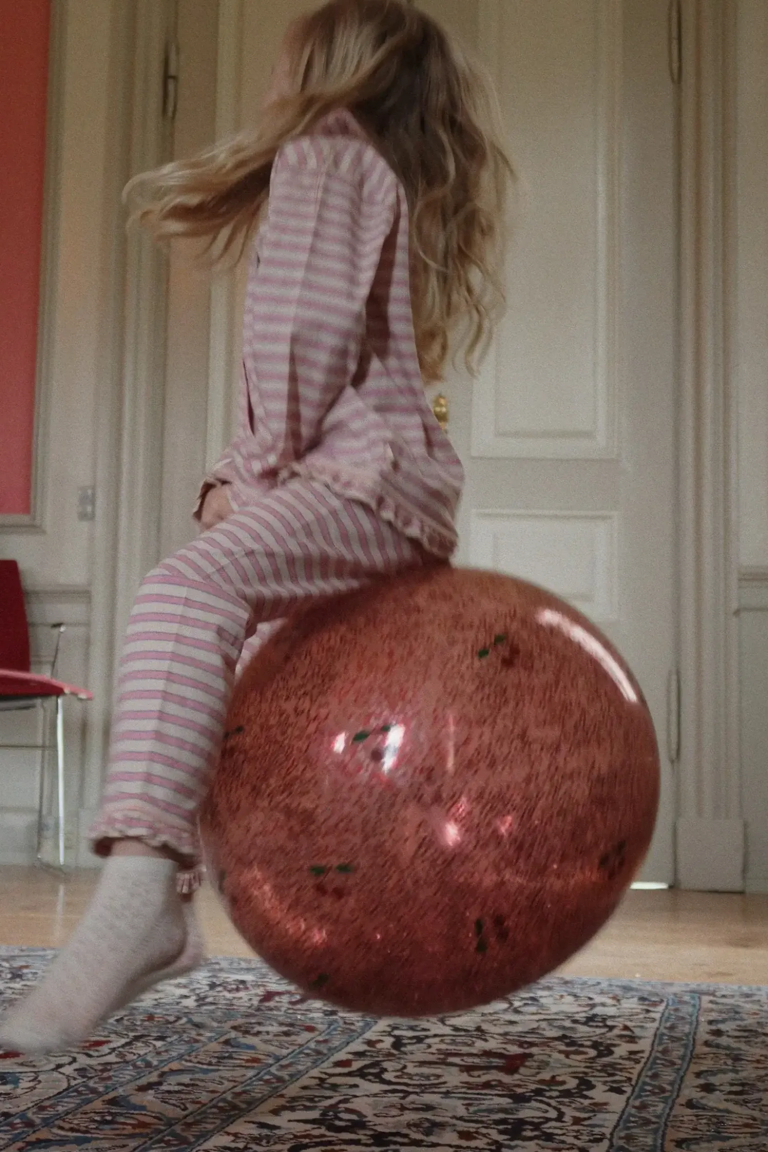 Piłki|Motoryka Duża | Konges slojd Brokatowa piłka do skakania - cherry