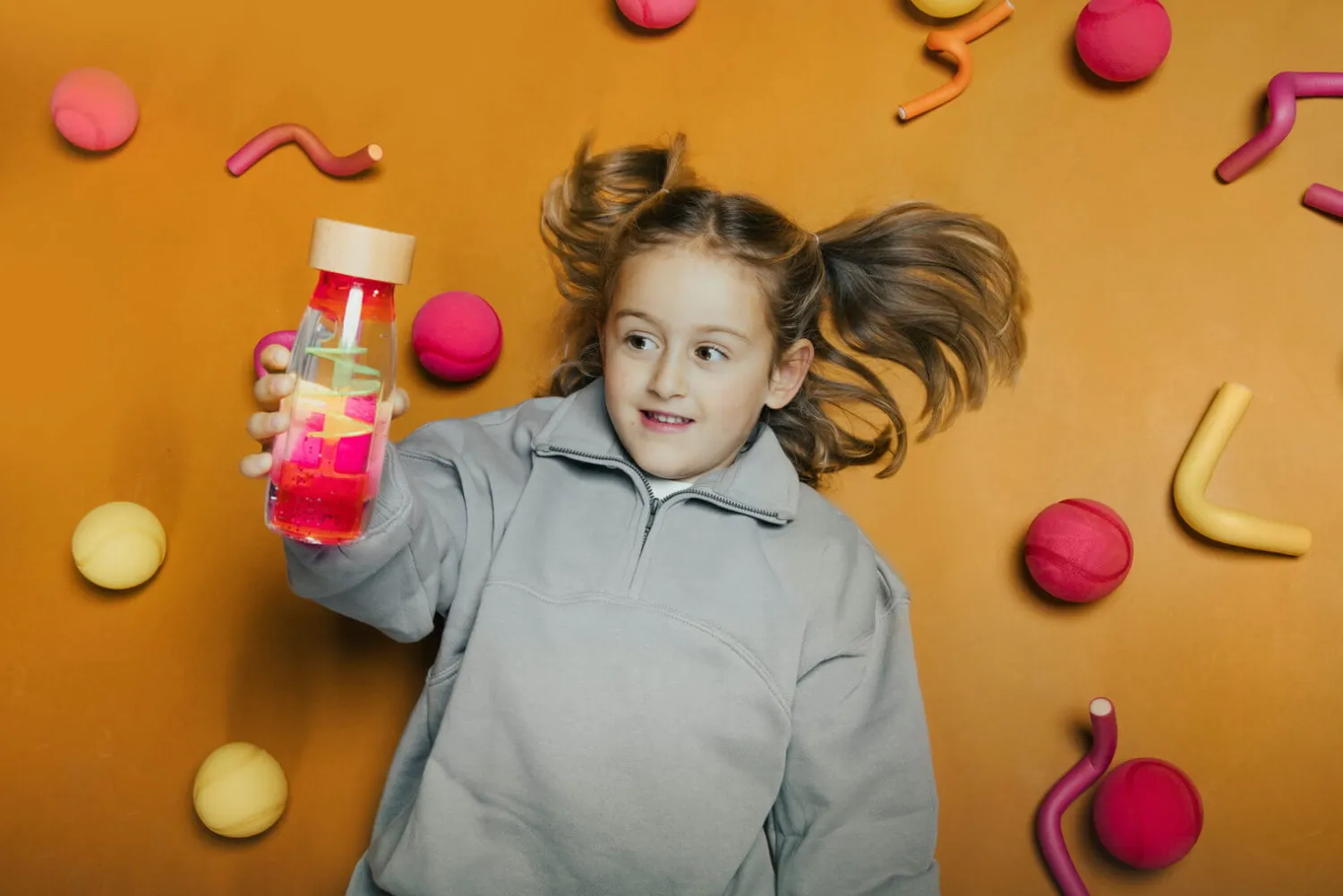 Idealne W Podróży|12M+ | Petit Boum Butelka sensoryczna dwufazowa MOVE SPIRALA różowa