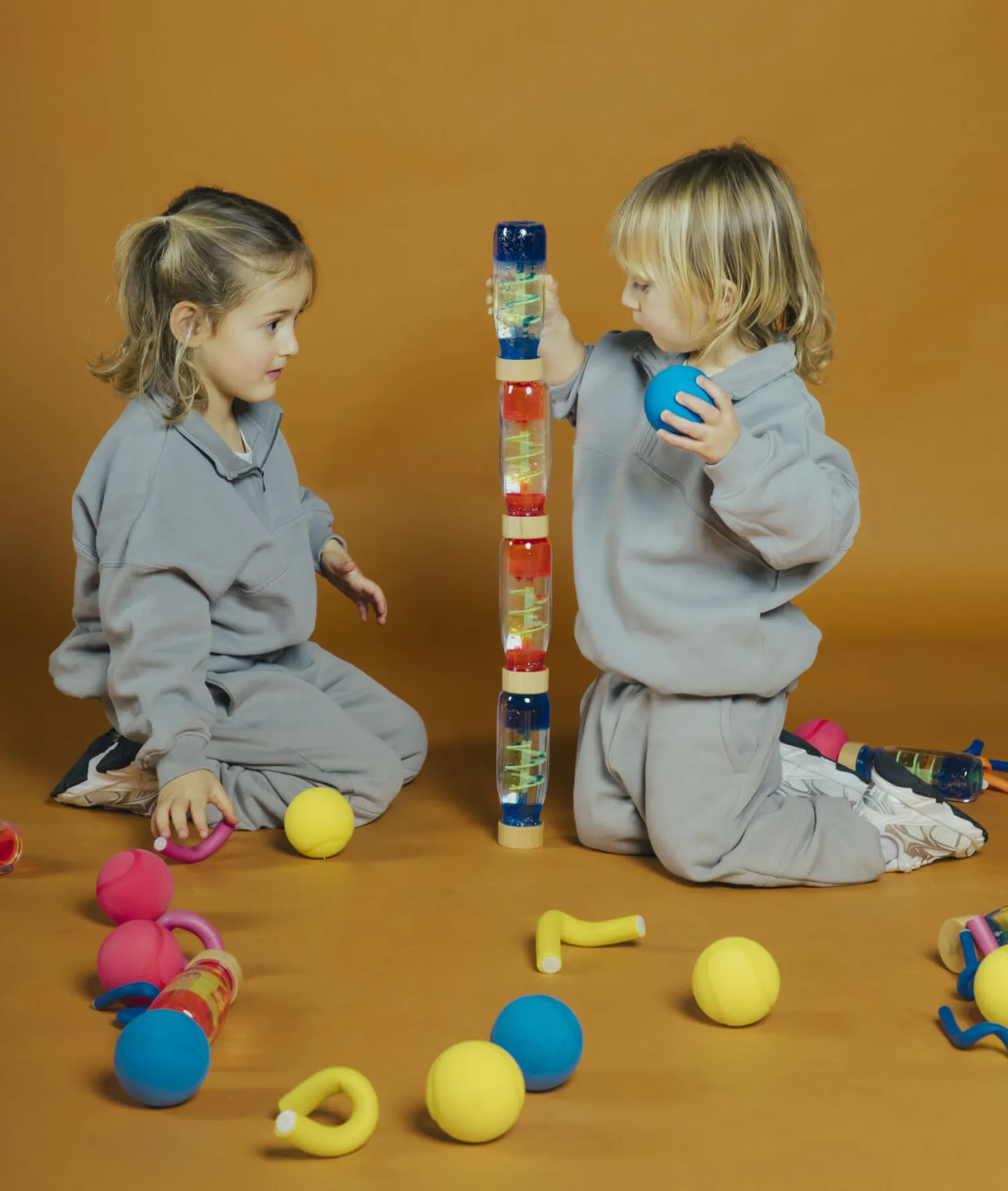 Idealne W Podróży|12M+ | Petit Boum Butelka sensoryczna dwufazowa MOVE SPIRALA różowa