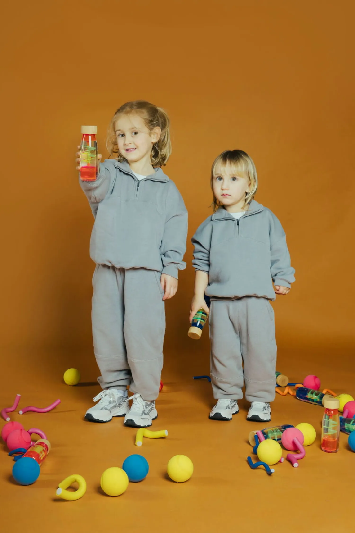 Idealne W Podróży|12M+ | Petit Boum Butelka sensoryczna dwufazowa MOVE SPIRALA różowa