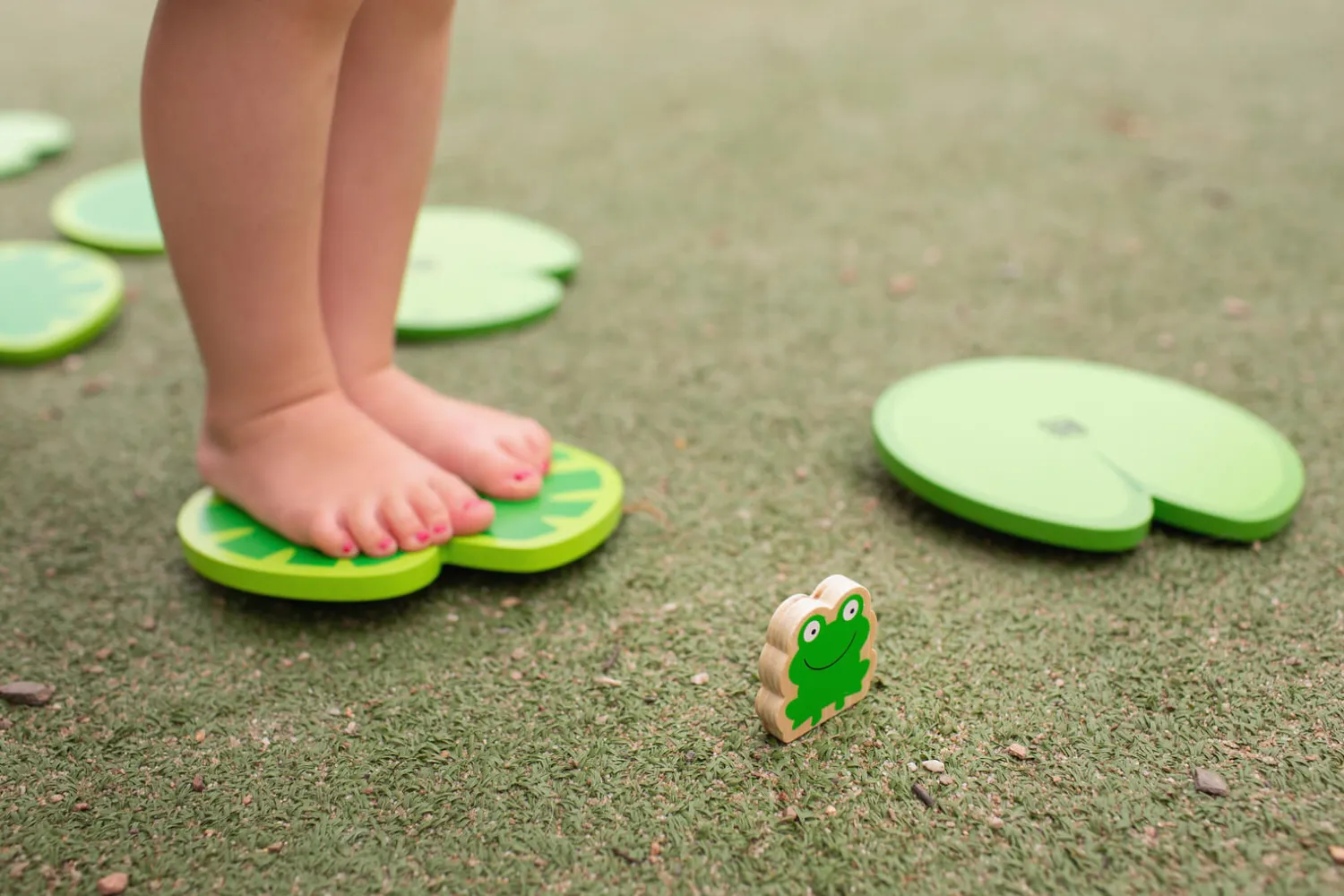 6 Lat+|3 Lata + | BS Toys Ścieżka równoważna dla dzieci, Zbieraj żabki, utrzymaj równowagę