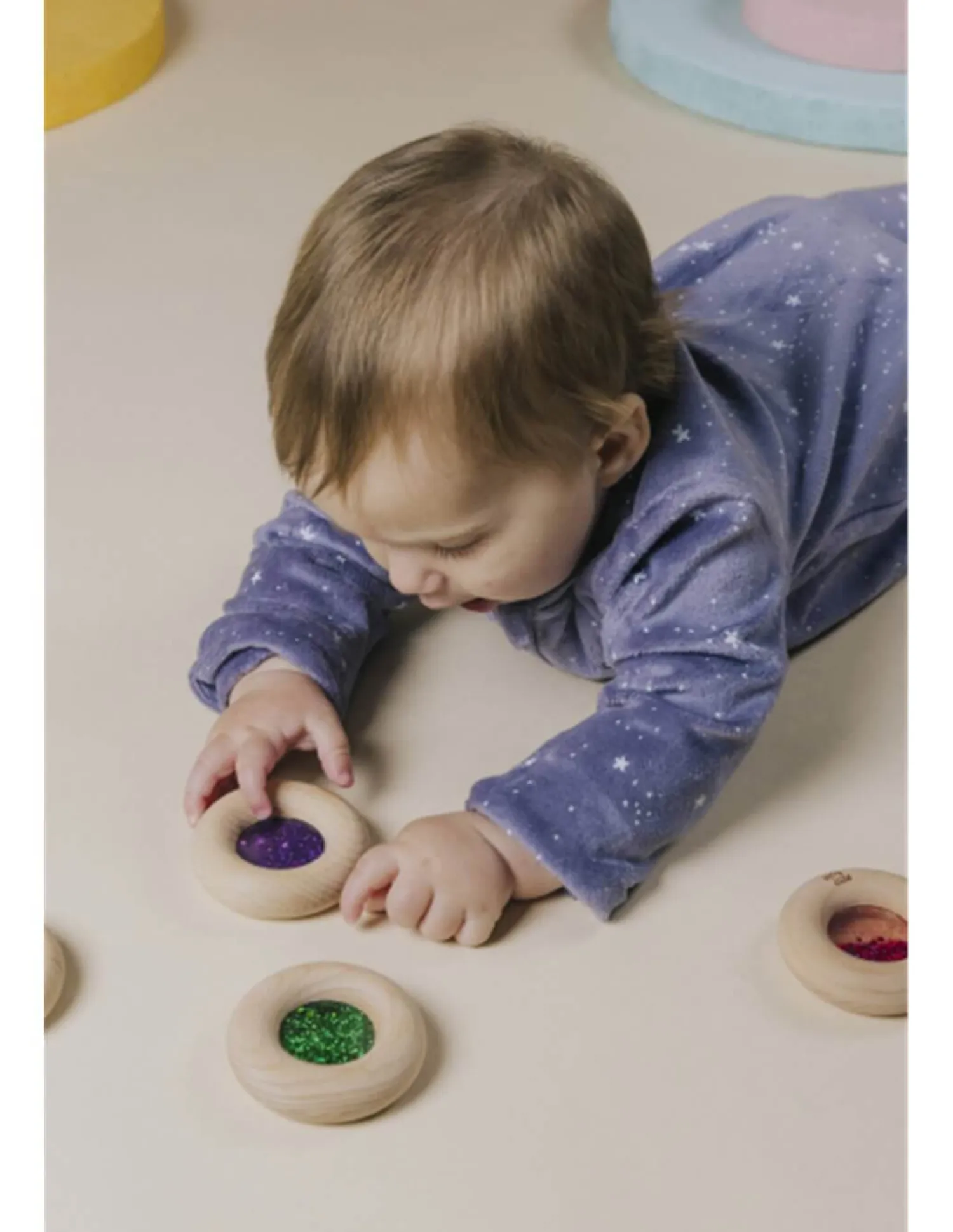 12M+|Sensoryczne | Petit Boum Drewniana zabawka sensoryczna Donut Calm - turkusowy