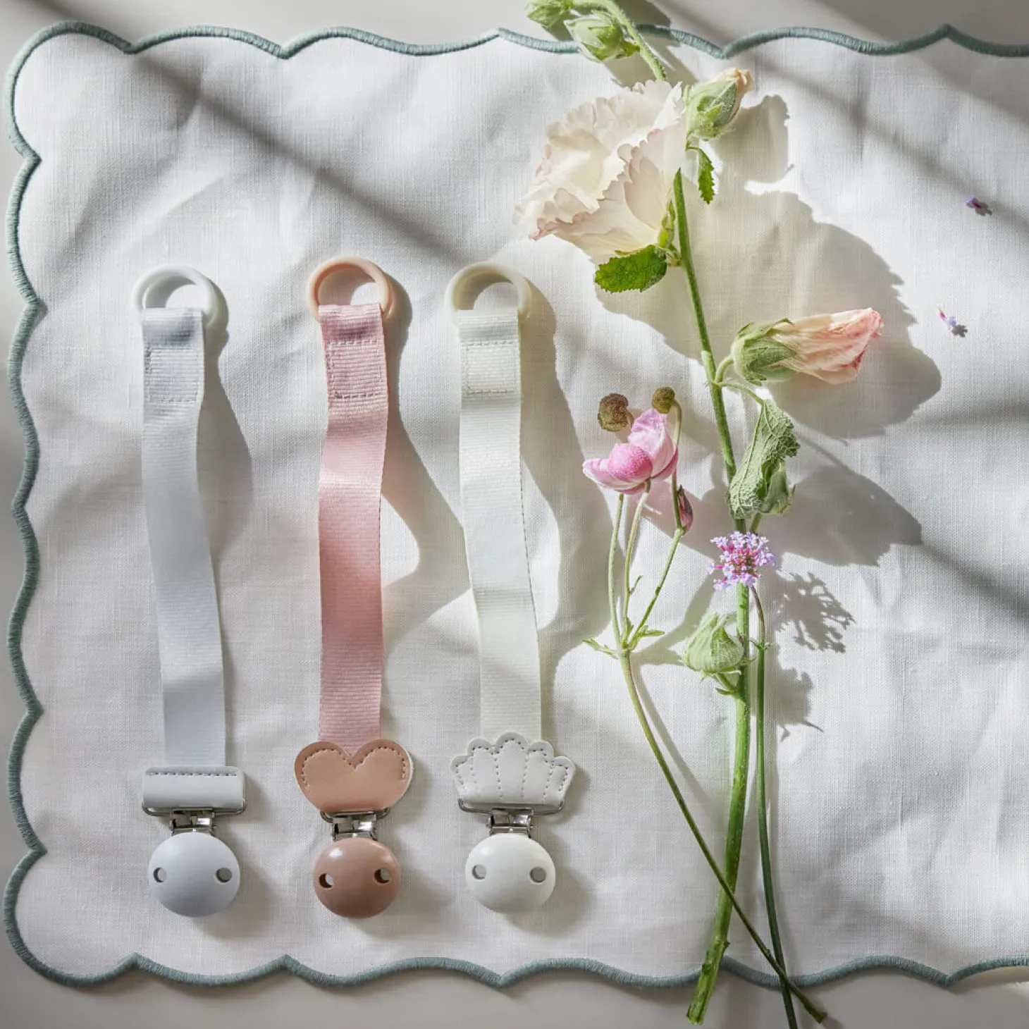 Drewniana zawieszka do smoczka - Blushing Pink Heart