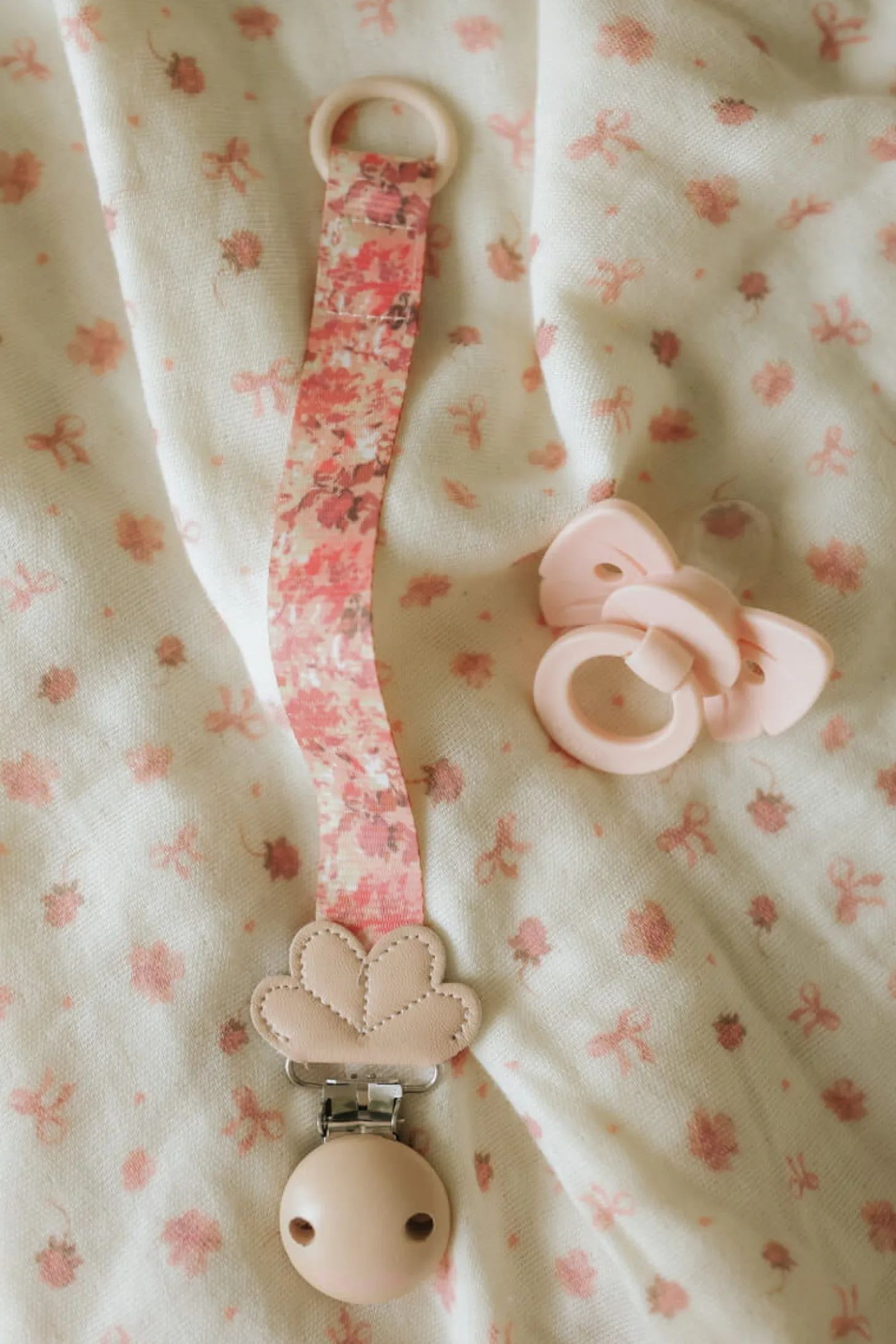 Drewniana zawieszka do smoczka - river rose
