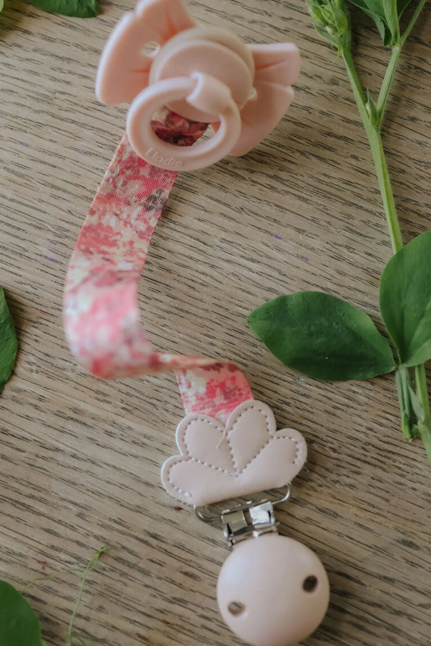 Drewniana zawieszka do smoczka - river rose