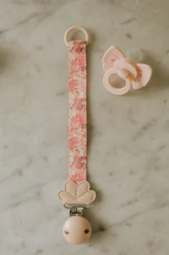 Drewniana zawieszka do smoczka - river rose