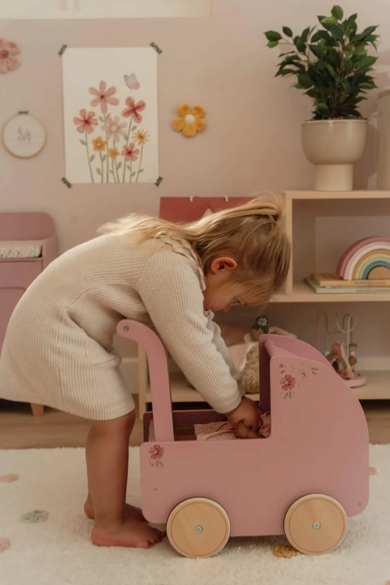 3 Lata +|2 Lata + | Little Dutch Drewniany wózek dla lalek z pościelą FSC