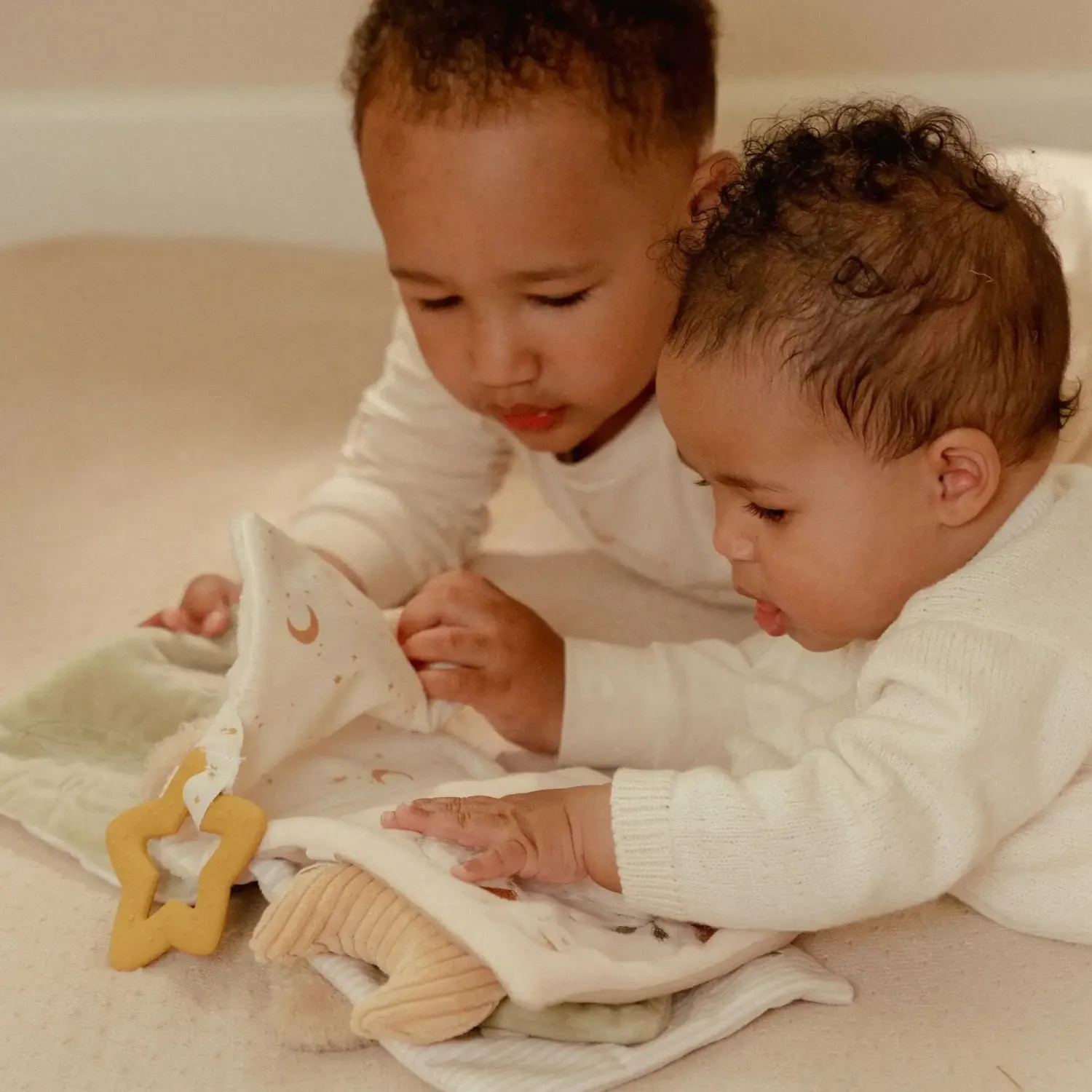 Idealne W Podróży|Sensoryczne | Little Dutch Duża książeczka sensoryczna Newborn Naturals