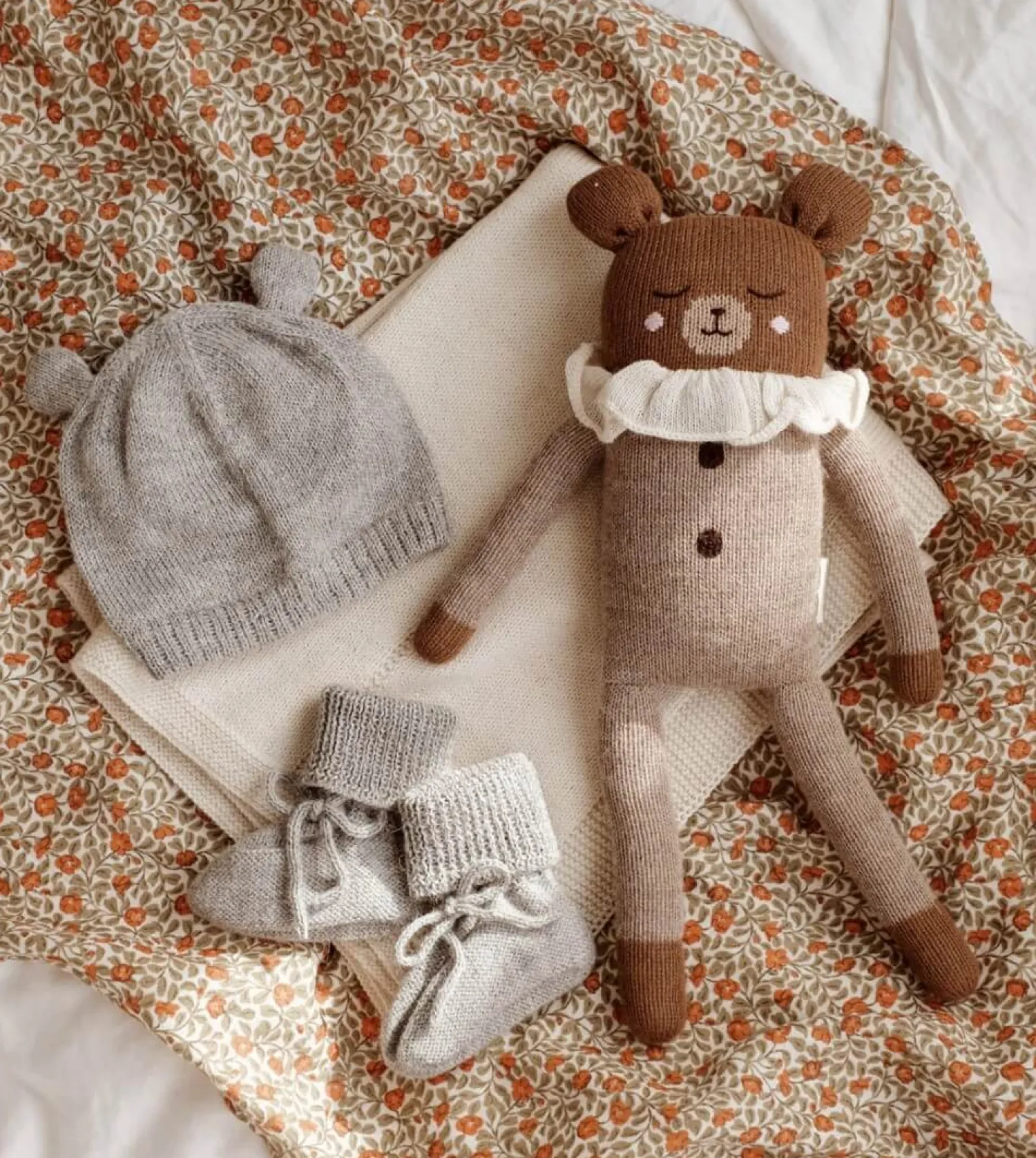 Misie|Przytulanki | Main Sauvage Duży dziergany miś z wełny alpaki - oat pyjamas