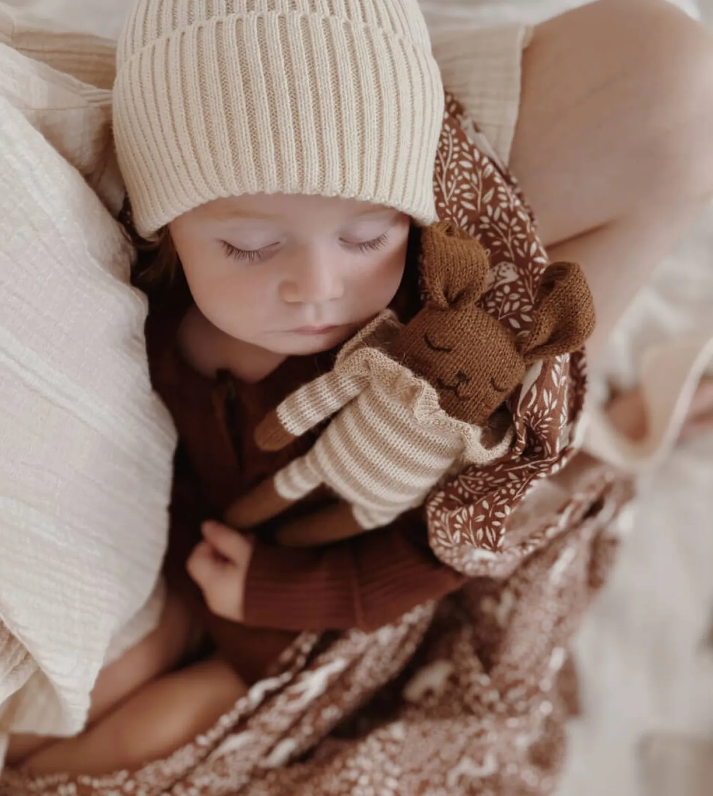 Dziergany królik z wełny alpaki - sand striped romper