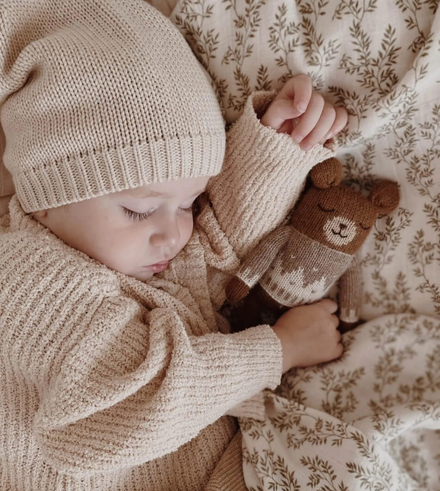 Misie|Przytulanki | Main Sauvage Dziergany miś z wełny alpaki - oat jacquard sweater
