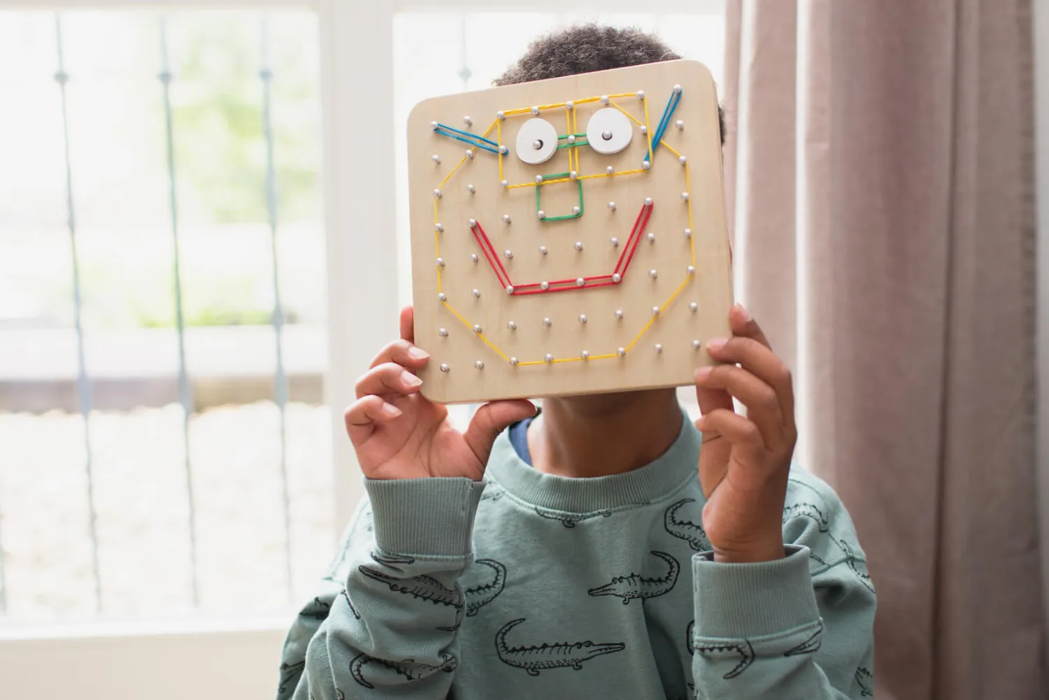 6 Lat+|Aktywizujące | BS Toys Geoplan tablica manipulacyjna edukacyjna z gumkami 48 gumek 20 kart, 4+