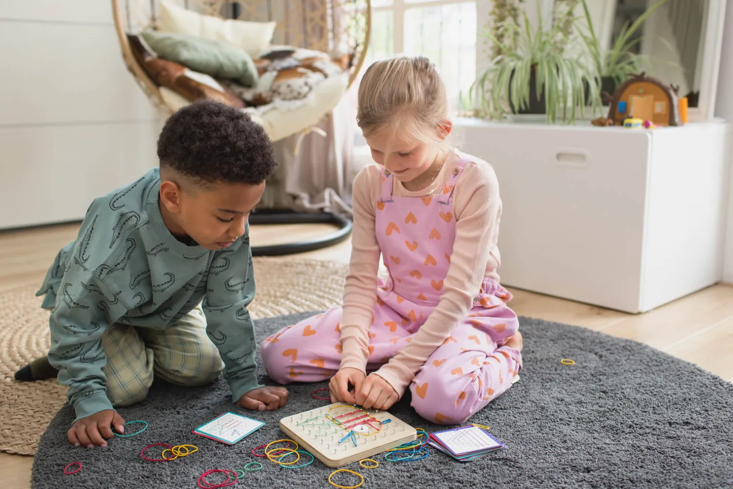 6 Lat+|Aktywizujące | BS Toys Geoplan tablica manipulacyjna edukacyjna z gumkami 48 gumek 20 kart, 4+