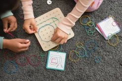 6 Lat+|Aktywizujące | BS Toys Geoplan tablica manipulacyjna edukacyjna z gumkami 48 gumek 20 kart, 4+