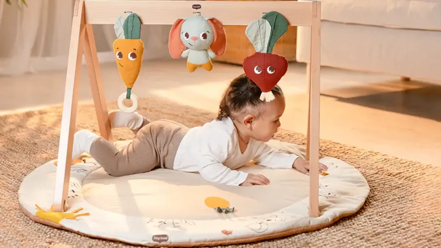 Maty Edukacyjne|Maty Edukacyjne | Tiny Love Gimnastyka, mata edukacyjna z drewnianym stojakiem Garden of Adventure