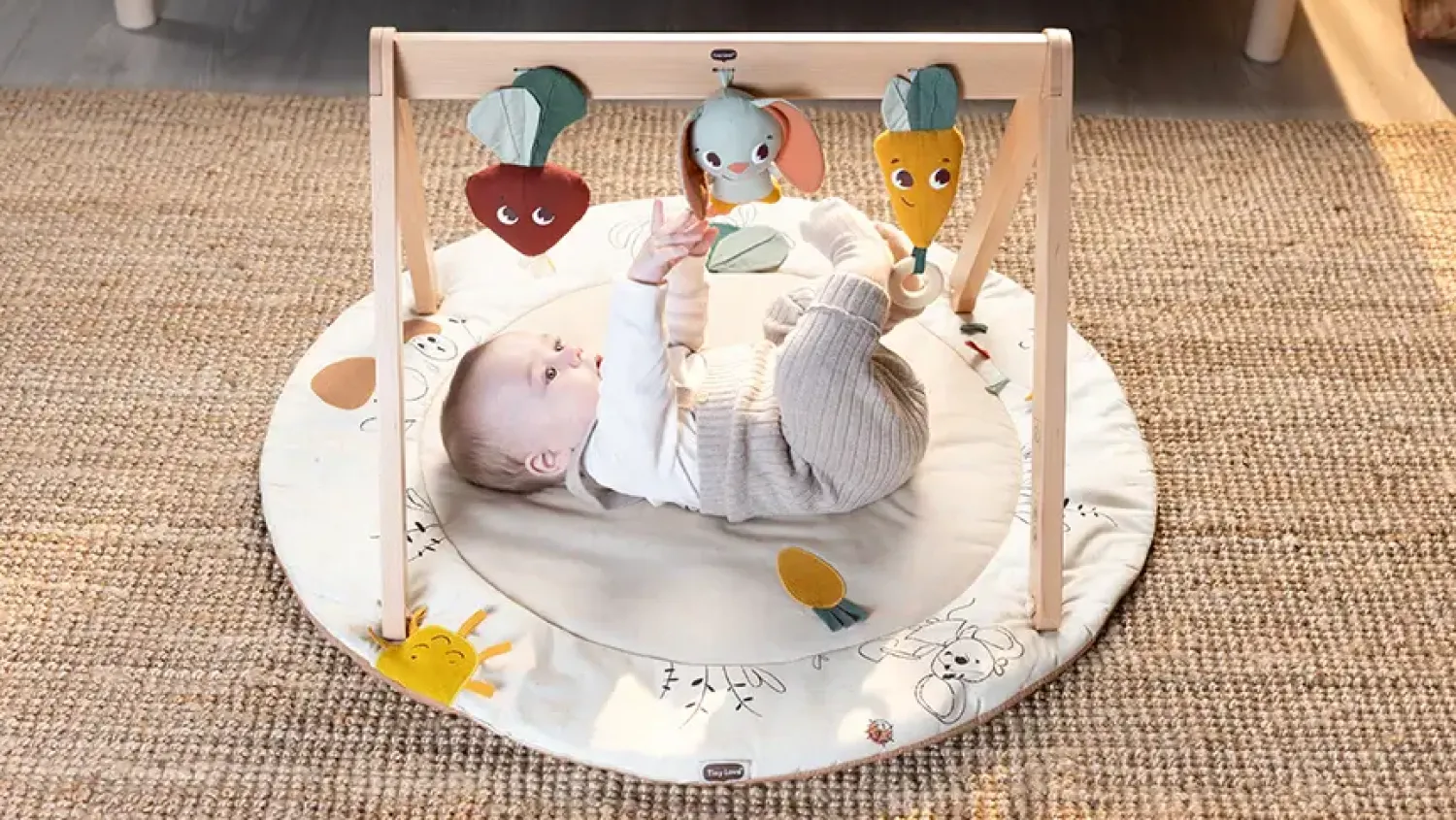 Maty Edukacyjne|Maty Edukacyjne | Tiny Love Gimnastyka, mata edukacyjna z drewnianym stojakiem Garden of Adventure