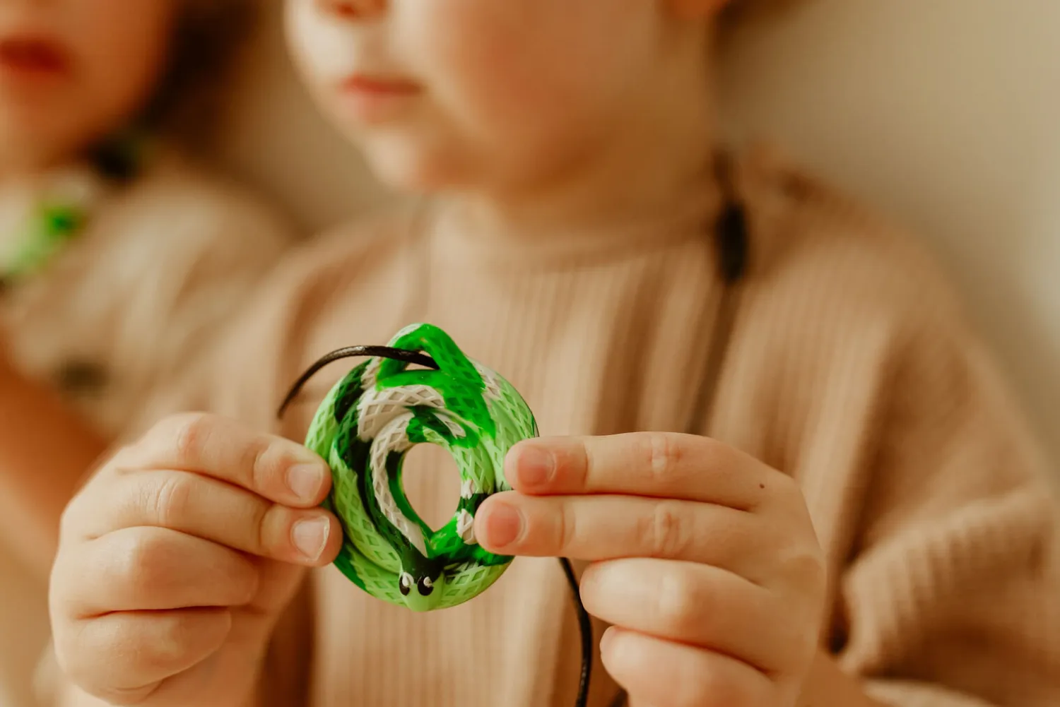 Biżuteria|Gryzaki | Jellystone Gryzak terapeutyczny, antystresowy naszyjnik MEDIUM - Leśny Wąż