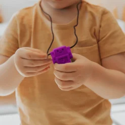 6 Lat+|3 Lata + | Jellystone Gryzak terapeutyczny, antystresowy naszyjnik MEDIUM Robot - Purple Grape