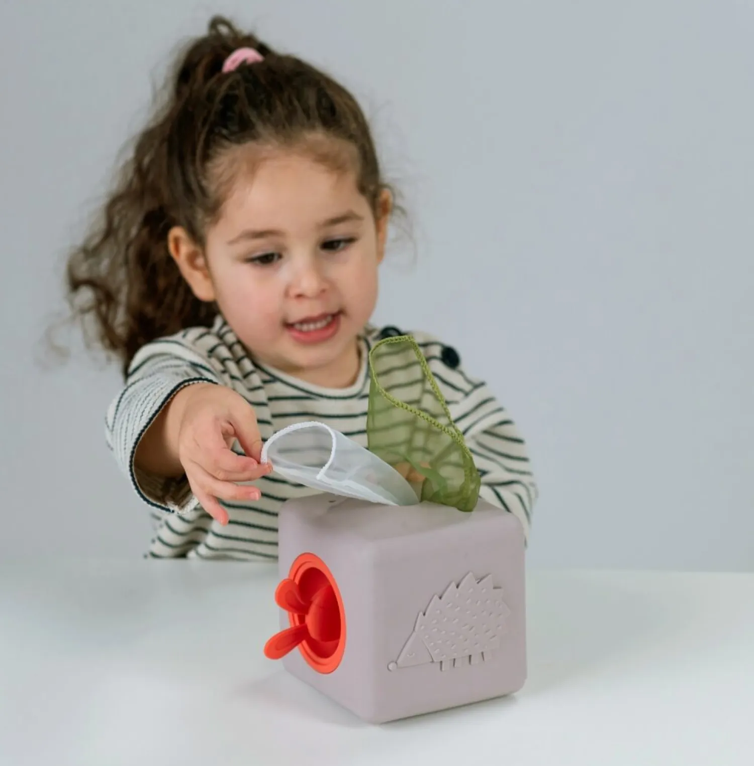 12M+|2 Lata + | Taf Toys Interaktywna kostka z wyskakującymi chusteczkami
