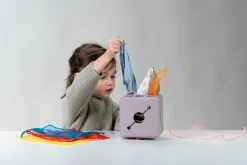 12M+|2 Lata + | Taf Toys Interaktywna kostka z wyskakującymi chusteczkami