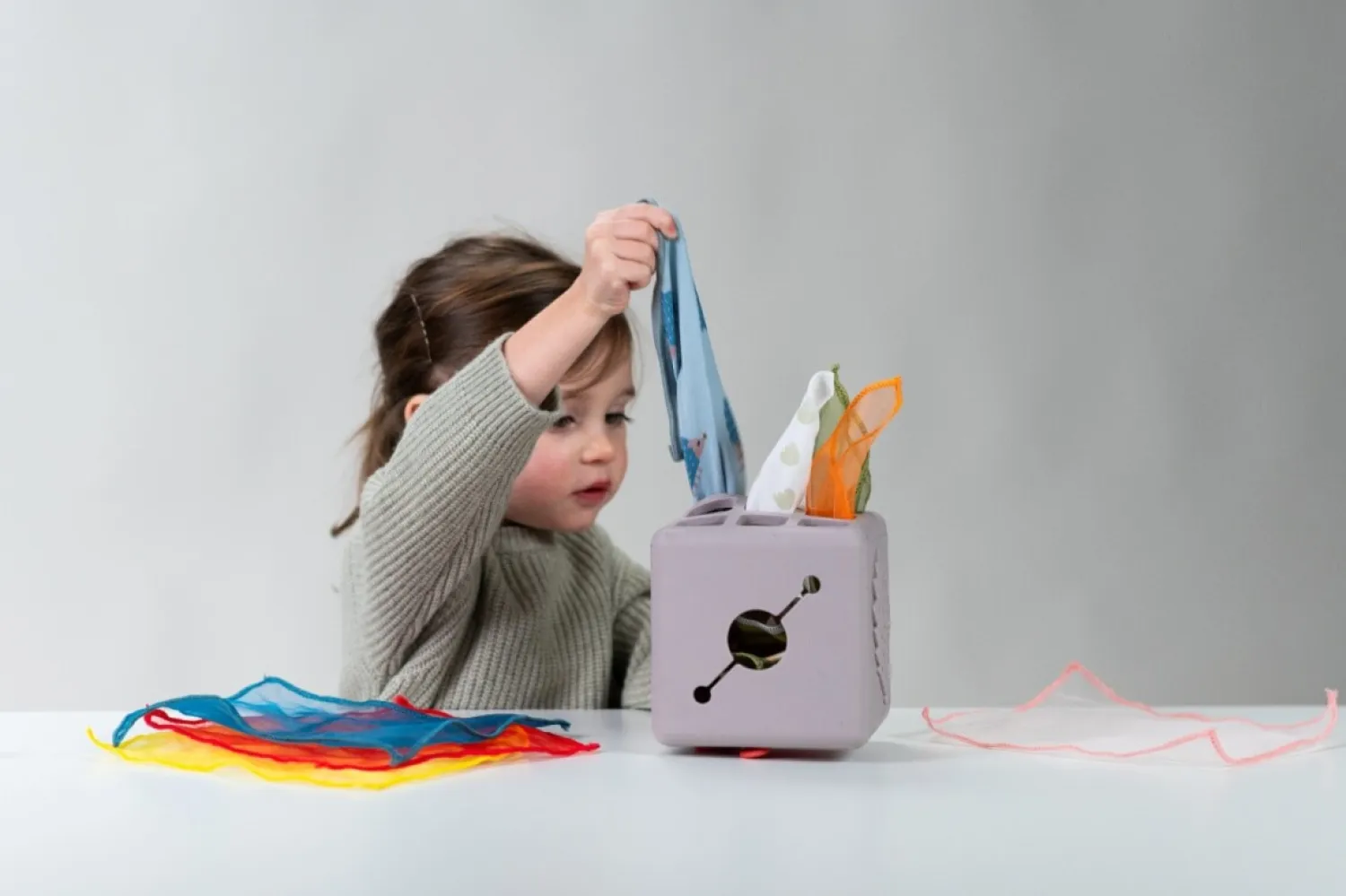 12M+|2 Lata + | Taf Toys Interaktywna kostka z wyskakującymi chusteczkami