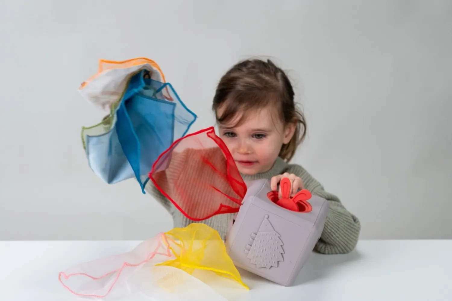 12M+|2 Lata + | Taf Toys Interaktywna kostka z wyskakującymi chusteczkami