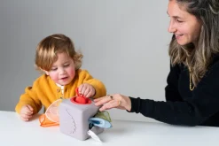 12M+|2 Lata + | Taf Toys Interaktywna kostka z wyskakującymi chusteczkami