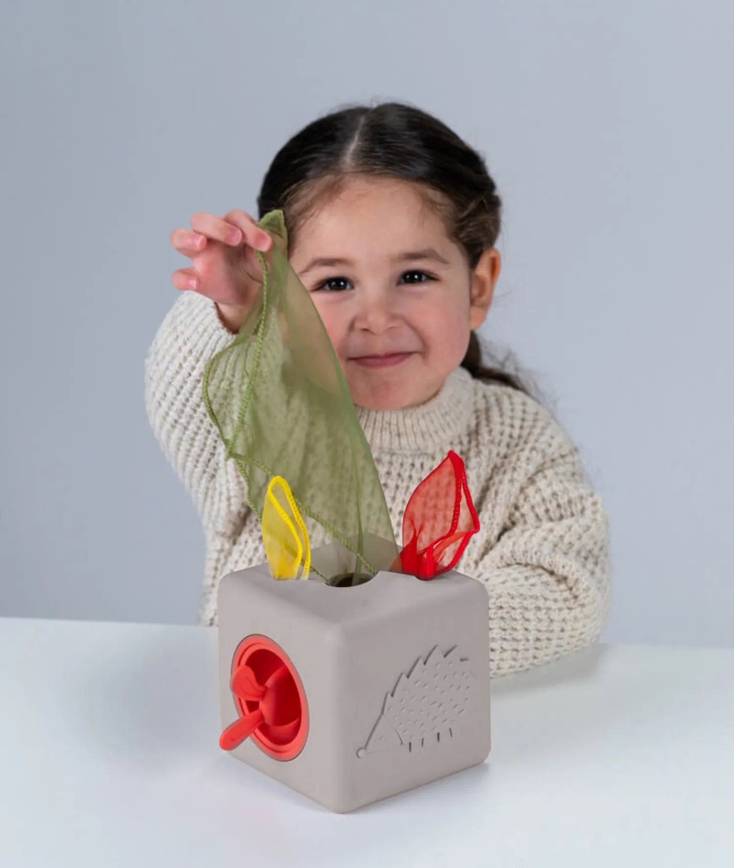 12M+|2 Lata + | Taf Toys Interaktywna kostka z wyskakującymi chusteczkami