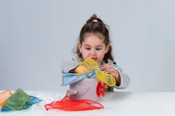12M+|2 Lata + | Taf Toys Interaktywna kostka z wyskakującymi chusteczkami