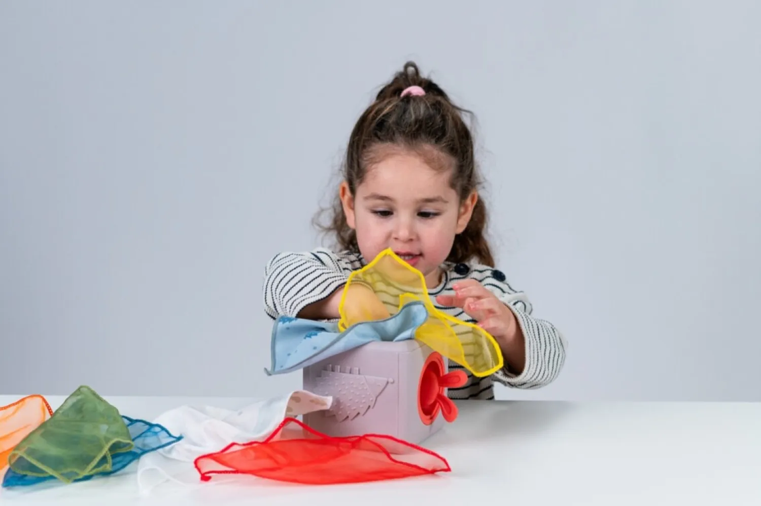 12M+|2 Lata + | Taf Toys Interaktywna kostka z wyskakującymi chusteczkami