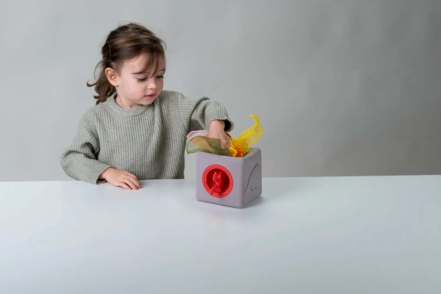 12M+|2 Lata + | Taf Toys Interaktywna kostka z wyskakującymi chusteczkami