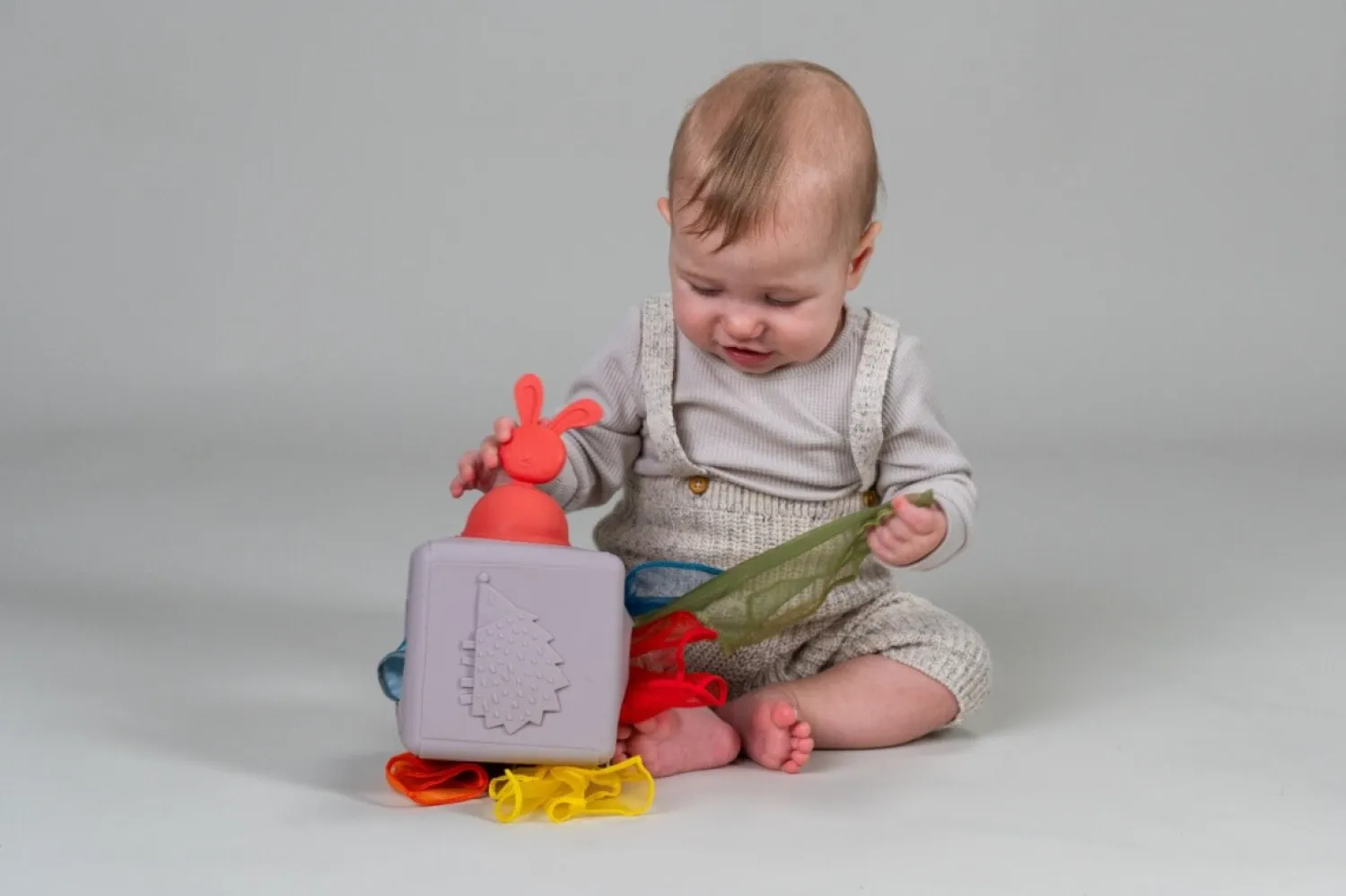 12M+|2 Lata + | Taf Toys Interaktywna kostka z wyskakującymi chusteczkami