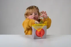 12M+|2 Lata + | Taf Toys Interaktywna kostka z wyskakującymi chusteczkami