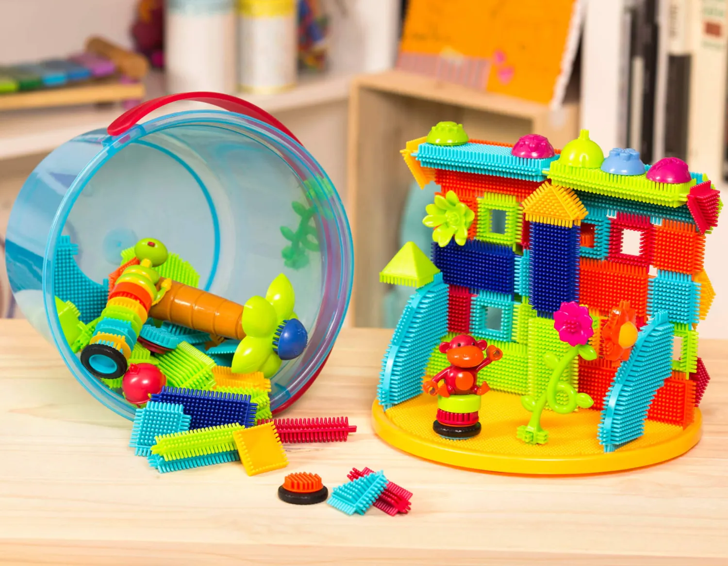 2 Lata +|Klocki | B.Toys Jungle Adventure Bucket - klocki jeżyki w wiadrze - zestaw DŻUNGLA, 128 elementów