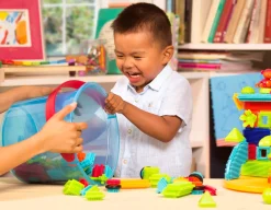 2 Lata +|Klocki | B.Toys Jungle Adventure Bucket - klocki jeżyki w wiadrze - zestaw DŻUNGLA, 128 elementów