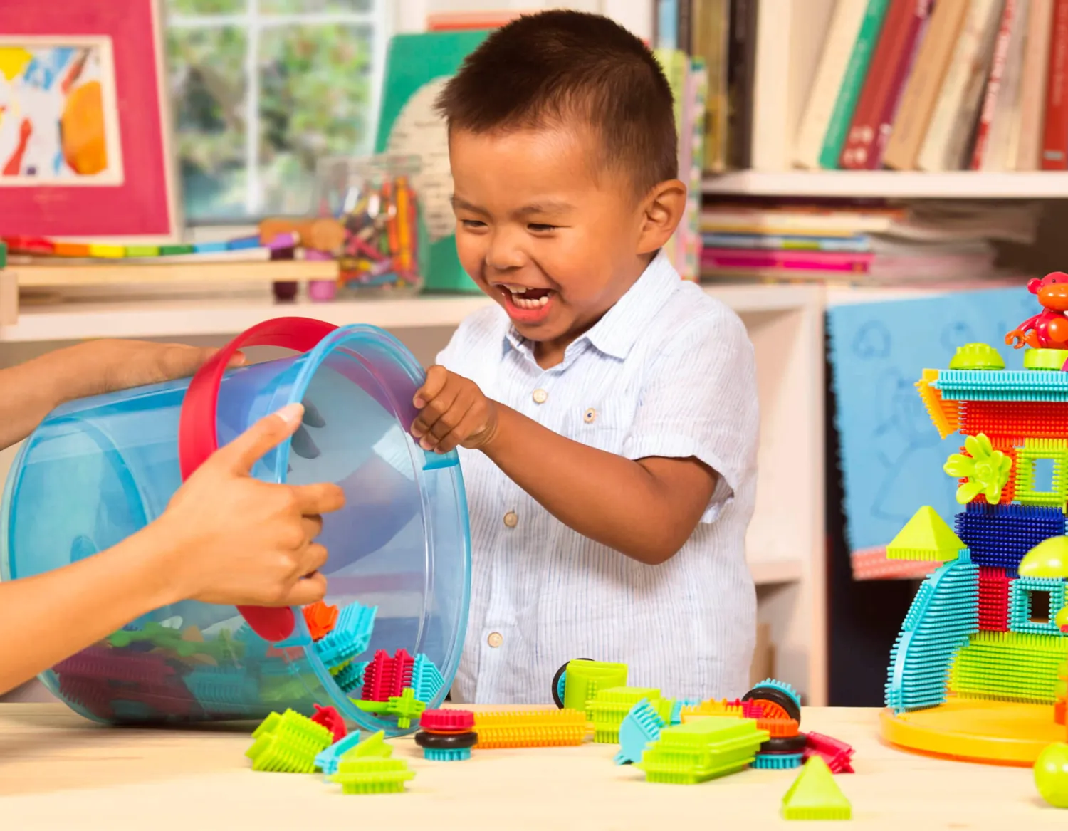 2 Lata +|Klocki | B.Toys Jungle Adventure Bucket - klocki jeżyki w wiadrze - zestaw DŻUNGLA, 128 elementów