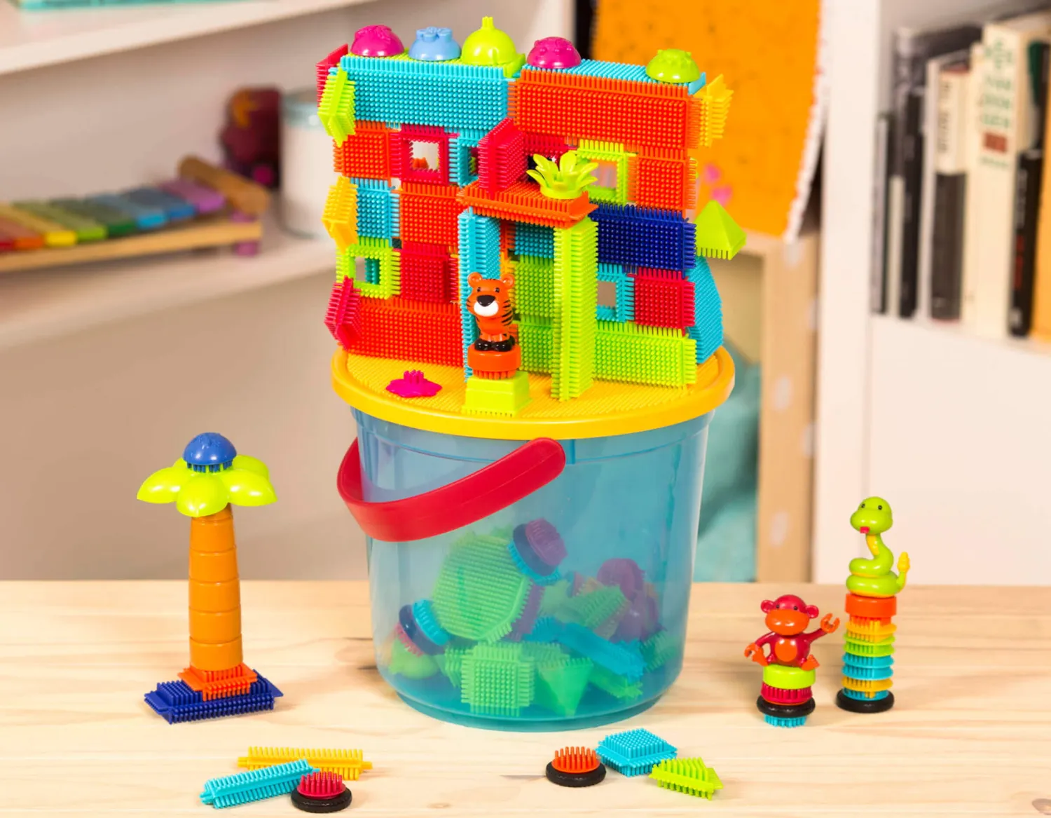 2 Lata +|Klocki | B.Toys Jungle Adventure Bucket - klocki jeżyki w wiadrze - zestaw DŻUNGLA, 128 elementów