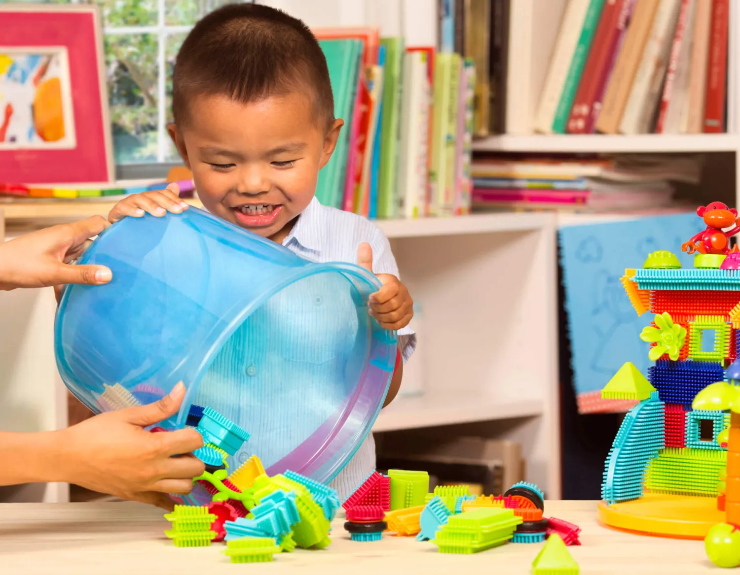 2 Lata +|Klocki | B.Toys Jungle Adventure Bucket - klocki jeżyki w wiadrze - zestaw DŻUNGLA, 128 elementów