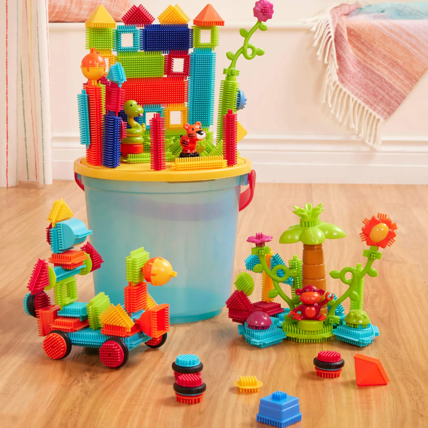 2 Lata +|Klocki | B.Toys Jungle Adventure Bucket - klocki jeżyki w wiadrze - zestaw DŻUNGLA, 128 elementów