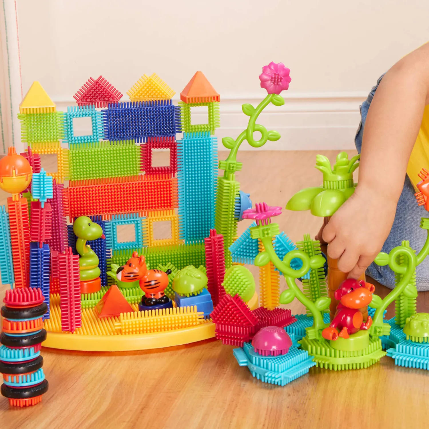 2 Lata +|Klocki | B.Toys Jungle Adventure Bucket - klocki jeżyki w wiadrze - zestaw DŻUNGLA, 128 elementów