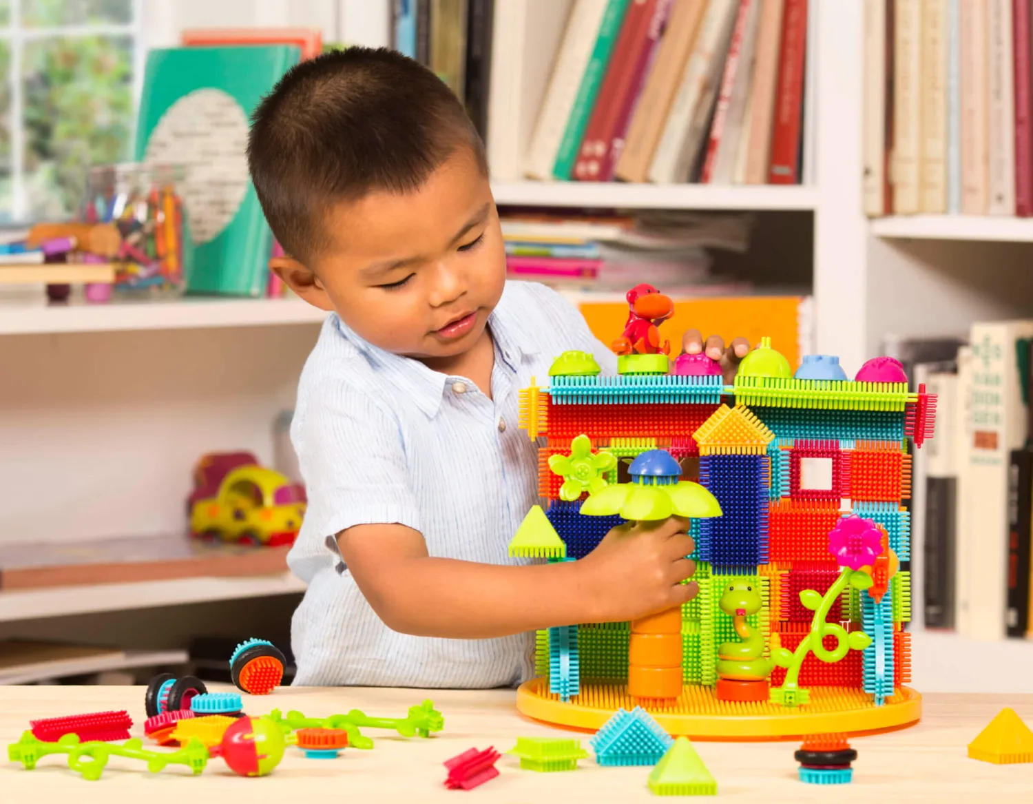 2 Lata +|Klocki | B.Toys Jungle Adventure Bucket - klocki jeżyki w wiadrze - zestaw DŻUNGLA, 128 elementów