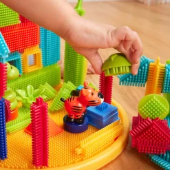 2 Lata +|Klocki | B.Toys Jungle Adventure Bucket - klocki jeżyki w wiadrze - zestaw DŻUNGLA, 128 elementów