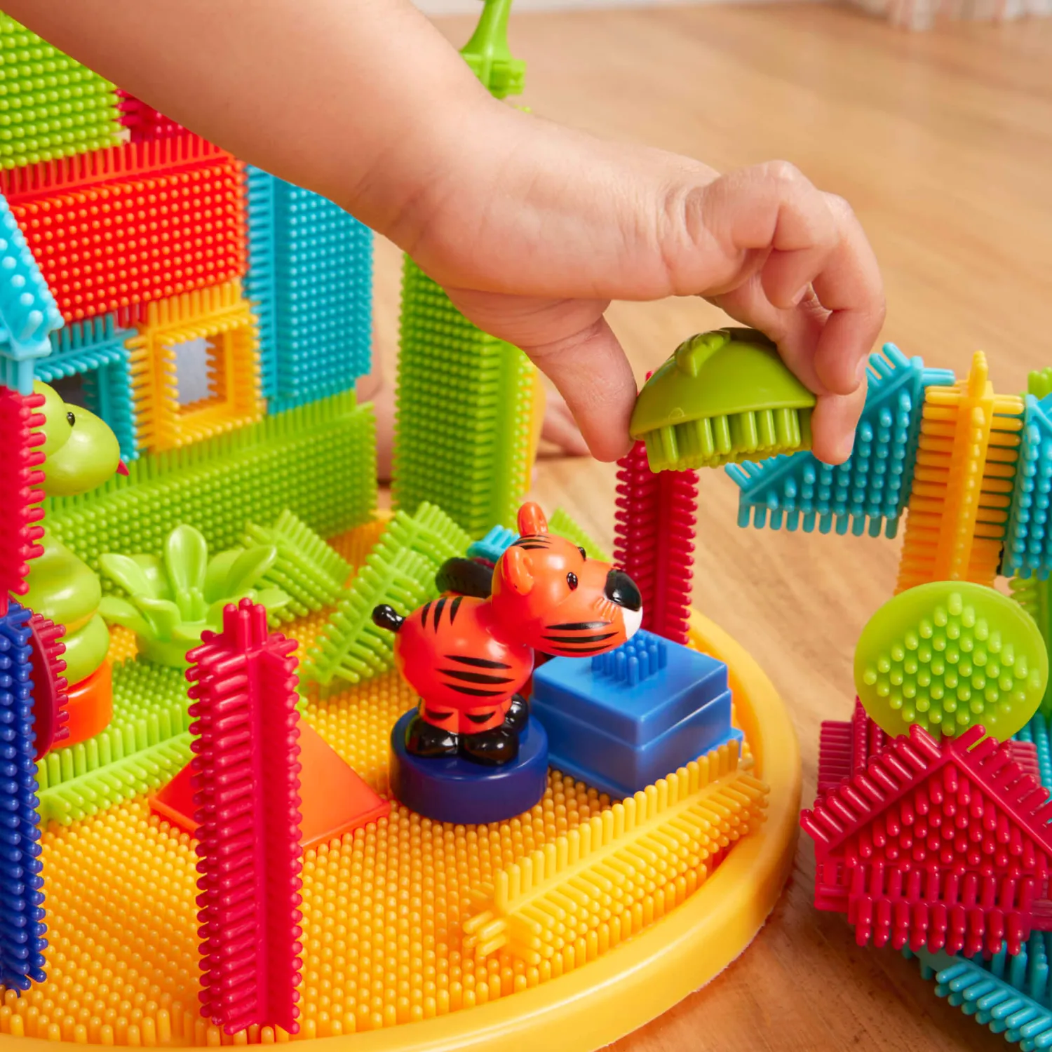 2 Lata +|Klocki | B.Toys Jungle Adventure Bucket - klocki jeżyki w wiadrze - zestaw DŻUNGLA, 128 elementów