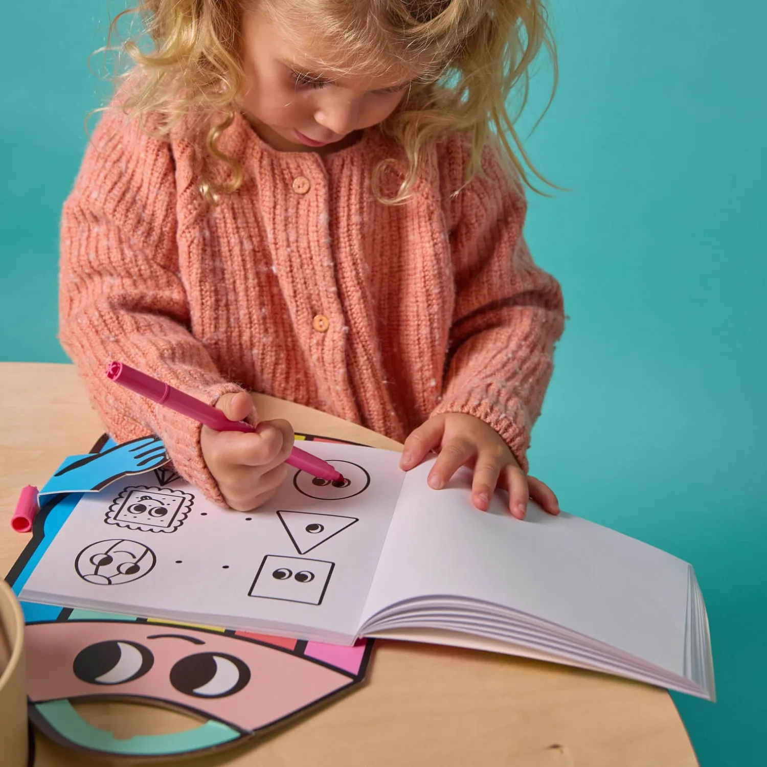 Montessori|Naklejki | OMY Książeczka Montessori z naklejkami FIGURY I KSZTAŁTY